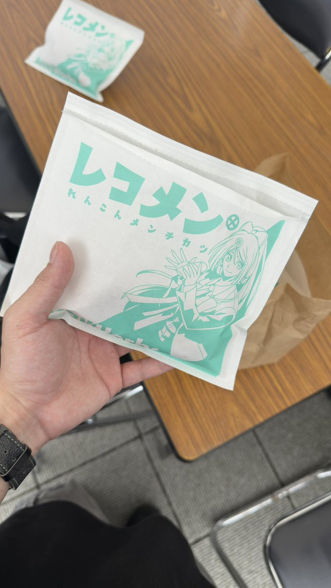 hinannoox's tweet photo. 美味しかったレンコンメンチカツ
確かにカレー粉かけたらすごい美味しかった！！
4つ買って夕飯にって思ったのにその場で2つ食ってしまった笑 https://t.co/iOtRvqnFW0