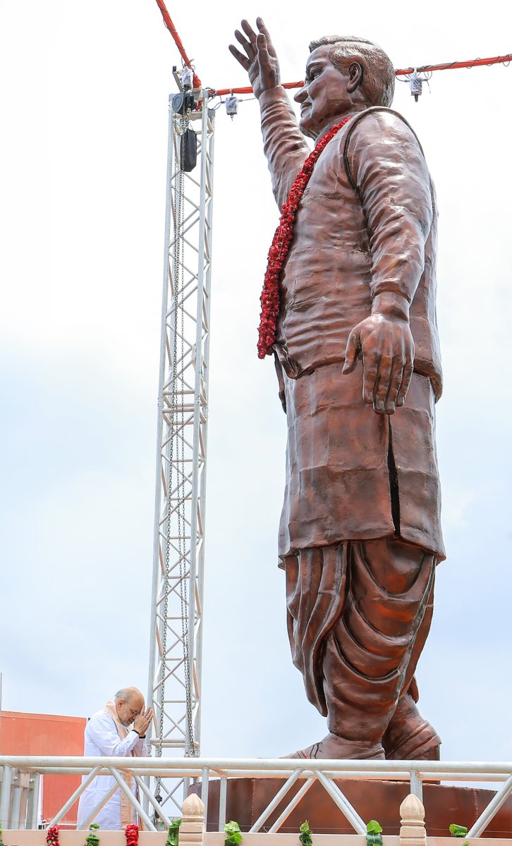 AmitShah's tweet photo. श्रद्धेय अटल बिहारी वाजपेयी जी ने अपना संपूर्ण जीवन राष्ट्र निर्माण और अंत्योदय के लिए समर्पित कर दिया। आज राजस्थान के निम्बाहेड़ा में अटल जी की पुण्यतिथि पर उनकी 21 फीट ऊँची भव्य प्रतिमा का अनावरण किया।

अटल जी ने सुशासन, विकास और राष्ट्रप्रथम की राजनीति की जो नींव रखी, उनकी यह प्रतिमा युवाओं को उन्हीं आदर्शों पर चलने के लिए प्रेरित करेगी।