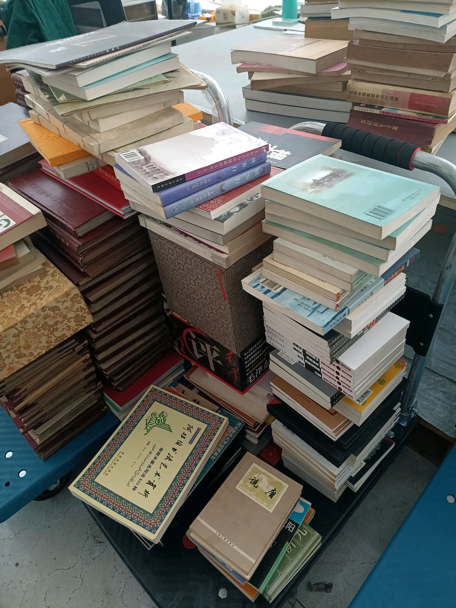 ovomitt's tweet photo. Tired of cluttered shelves Spend 10 mins sorting old books this weekend—donate readable ones to the local library, toss worn ones for recycling. Small changes, big space win! https://t.co/d6v0LwtdX7