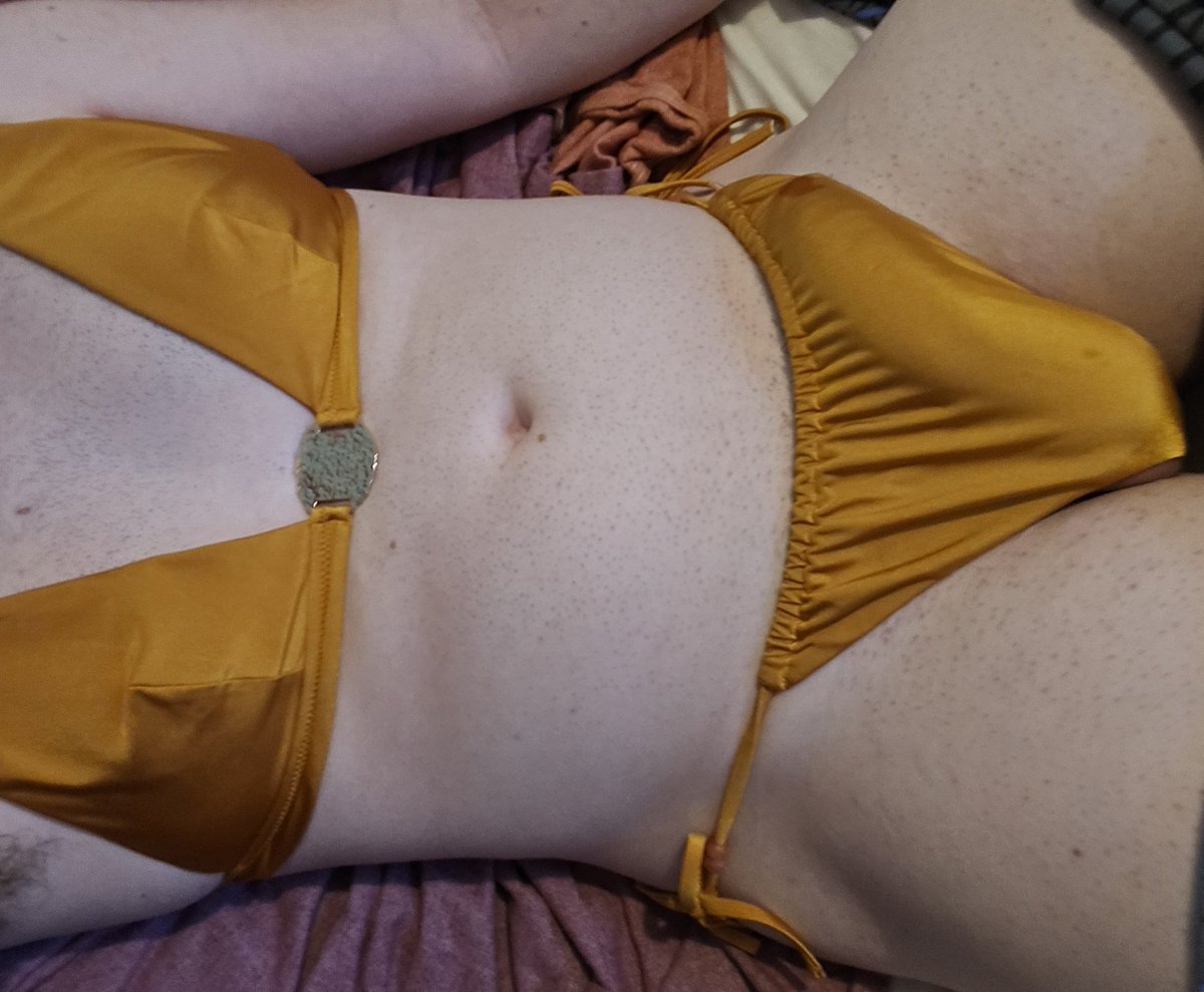 Hes_tiiia's tweet photo. Avis nouveau maillot de bain https://t.co/khSSH1xOfb