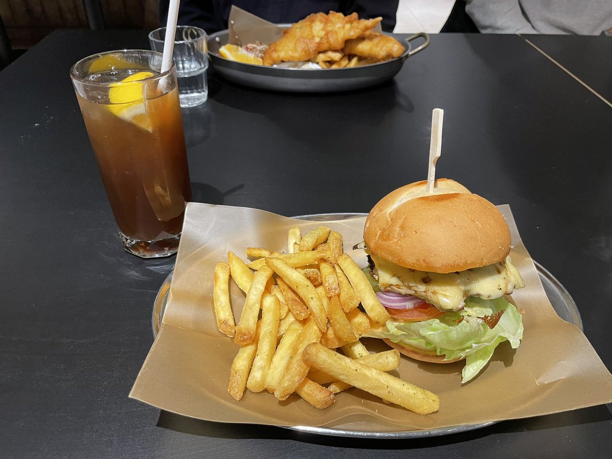 517_satsuki's tweet photo. 本日もバーガー！
チーズがすごく伸びました🍔 https://t.co/wJxBfxtIfq