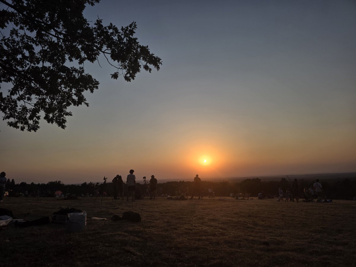 Elesky25's tweet photo. Hoy se terminan mis vacaciones, las más largas que me he permitido desde que soy autónoma (3 semanitas)

He ido a Japón, he ido a Gijón a casita, he visto el eclipse en Collado Hermoso y me he quedado unos días por Castilla

Vuelvo a tope con muchas ganas (y reflexiones) 🥹🧡 https://t.co/OaSf7FaE75