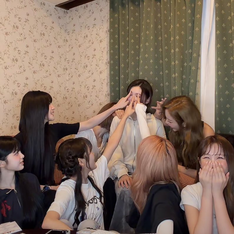 oo5923's tweet photo. ㅅㅂ 눈썹 위에 비즈 만지면 소원 이뤄진다니까 무수한 손가락의 요청이 https://t.co/zuRq1mI5iw