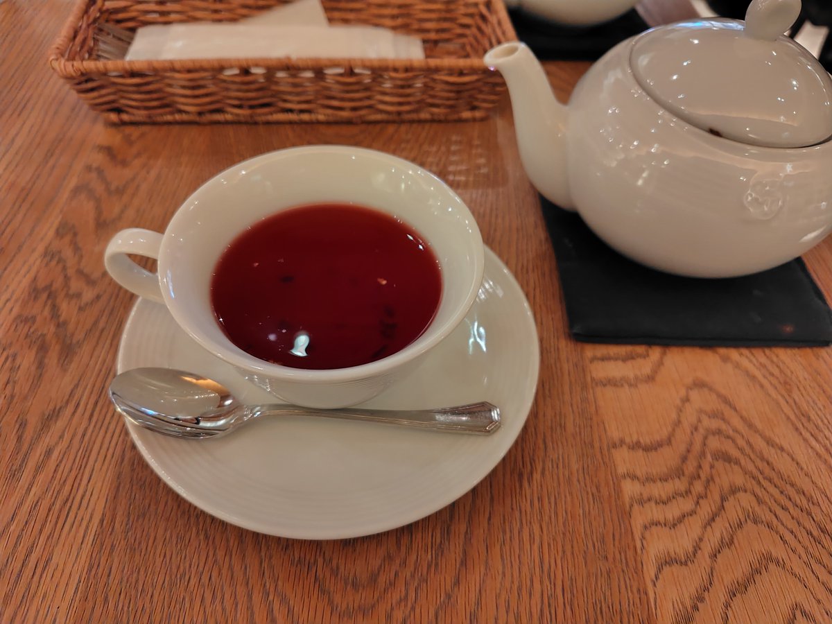 semat420's tweet photo. アフタヌーンティー！ハーブティー酸っぱめで良き〜☕🌹アップルパイも温かくておいしかった🍎😋 https://t.co/mWTLP0brPd