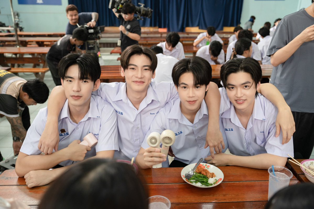 GoodBoySeries's tweet photo. [Q7] มากินข้าวโรงอาหาร หรือมานั่งจีบกันคร้าบบ พ้มถามเจรงงง 🤏🏻😍

#GoodBoySeries 
#GMMTV https://t.co/eQAO6qVCKi