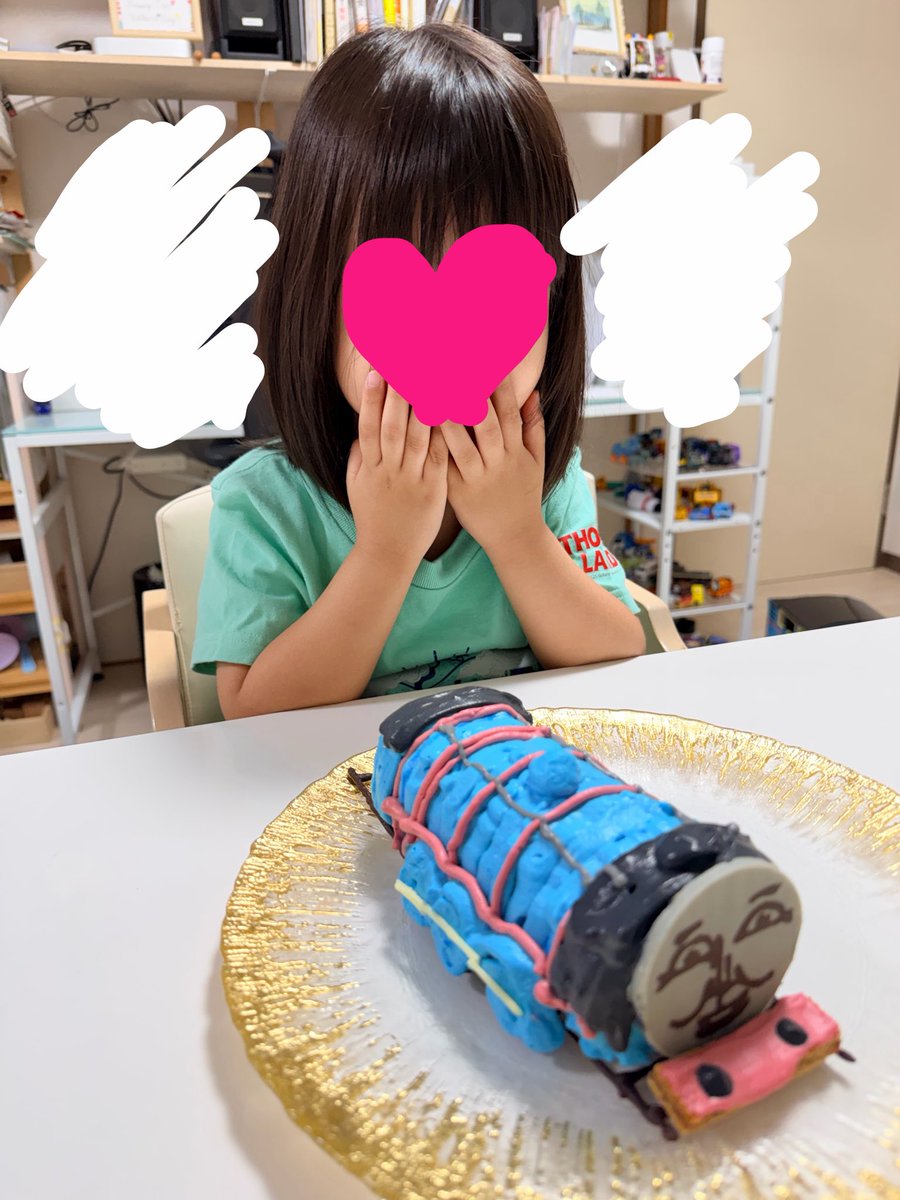 meltless's tweet photo. 4歳児からきかんしゃトーマス原作80周年特番リスペクトで「ゴードンのお誕生日ケーキをつくって！」と何度も頼まれたので🤣ママが折れてついに作りました🎂頑なに立体タイプ希望だったのでええい、ままよ！な気持ちで作りました。粗ばかりですが、本人が喜んでくれたので頑張った甲斐がありました🥲 https://t.co/o76ndugBzl