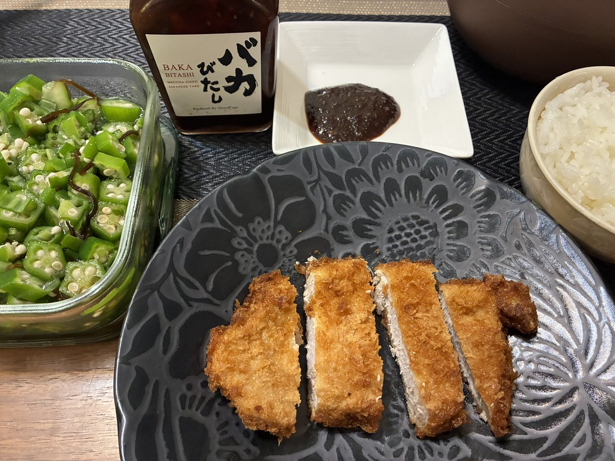MikiIto3's tweet photo. 今日の夕ご飯はとんかつです。
この『バカびたし』といい焼肉のタレ…
ピリ辛味噌味で焼肉よりもとんかつに合います。
バイきんぐの西村さんが考案したそうでKALDIで購入できました。 https://t.co/rO22zi8A0x