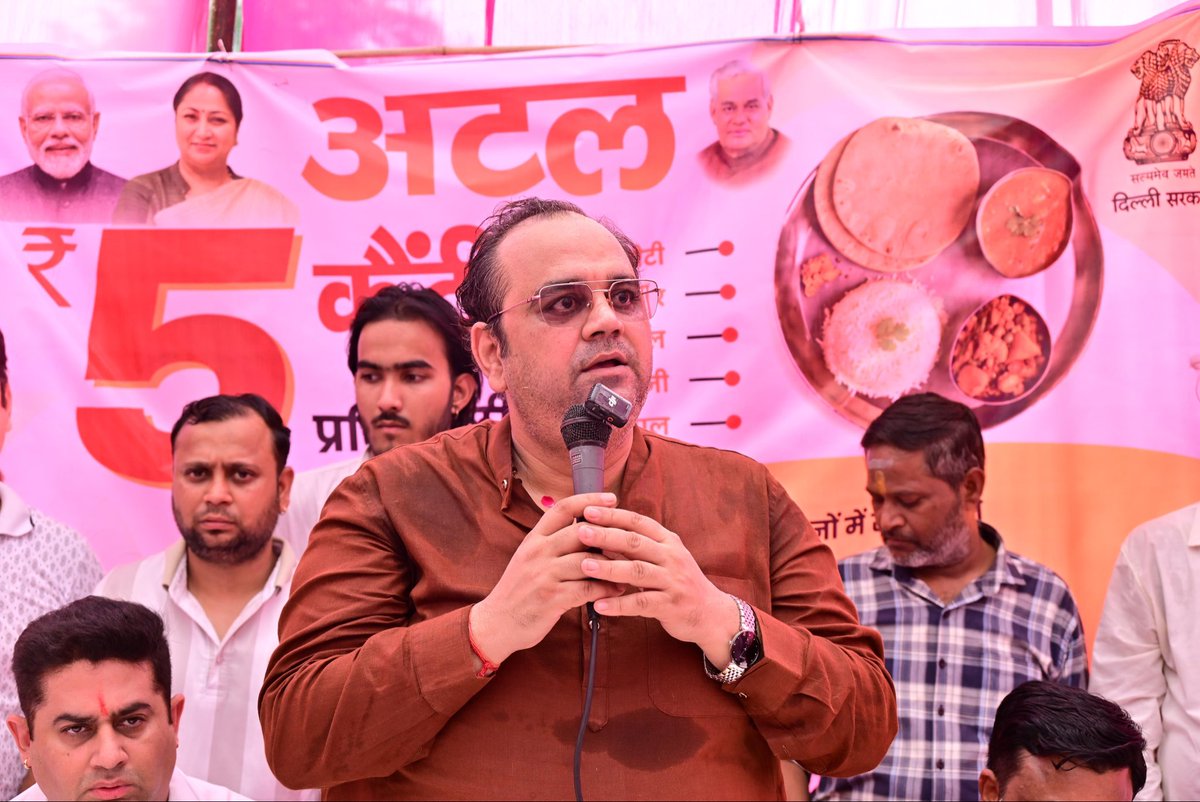 drpankajbjp's tweet photo. ‘भारत रत्न’ एवं पूर्व प्रधानमंत्री श्रद्धेय अटल बिहारी वाजपेयी जी की पुण्यतिथि के अवसर पर आज विकासपुरी विधानसभा क्षेत्र में इंदिरा कैंप-5 एवं टी कैंप, काली बस्ती में दो अटल कैंटीन का शुभारंभ करने का अवसर मिला।

इन दोनों कैंटीनों के शुभारंभ के साथ ही दिल्ली में अटल कैंटीनों की कुल संख्या 100 हो गई है। इन कैंटीनों के माध्यम से श्रमिकों, कामगारों एवं आर्थिक रूप से कमजोर वर्ग के लोगों को मात्र ₹5 में पौष्टिक एवं भरपेट भोजन उपलब्ध कराया जाएगा।

माननीय प्रधानमंत्री श्री @narendramodi जी के मार्गदर्शन एवं मुख्यमंत्री श्रीमती @gupta_rekha जी के नेतृत्व में दिल्ली सरकार समाज के अंतिम पायदान पर खड़े व्यक्ति तक मूलभूत सुविधाएं पहुंचाने के लिए निरंतर कार्य कर रही है। अटल कैंटीन इसी जनकल्याणकारी संकल्प की महत्वपूर्ण पहल है।

श्रद्धेय अटल जी के अंत्योदय और जनसेवा के विचारों को साकार करने की दिशा में यह एक सार्थक कदम है।

@NitinNabin @AmitShah @hdmalhotra @BJP4Delhi