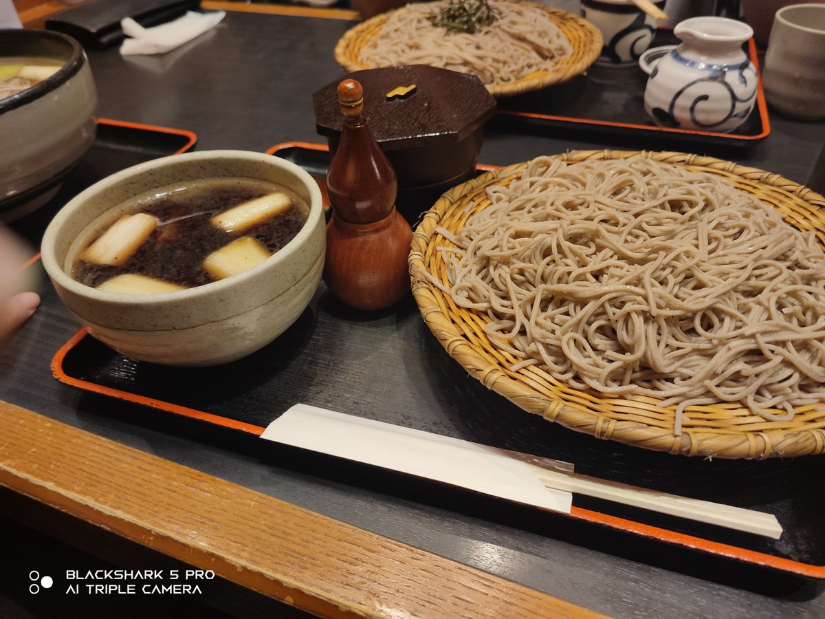 Lua_FLAD's tweet photo. コミケ打ち上げ蕎麦！
地元だとなかなか食べる機会ないから新鮮よ https://t.co/KlkQXjsBBd