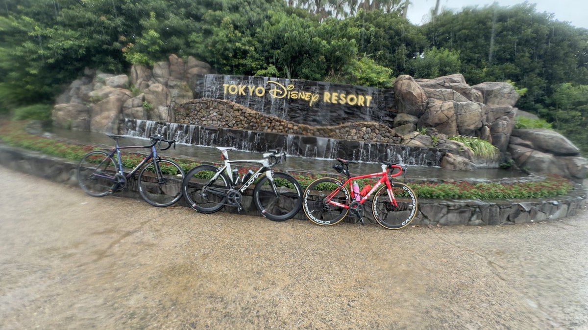 C_B__Orfe's tweet photo. 3人でロードバイクでディズニーまで行ってきました！
途中雨やばかったけどなんとか無事帰宅😵‍💫

サイコンは家から家までで、初めてこんなライドしたから疲れたけど楽しかった🍀*゜

次はどこに行こうかなぁ🤔 https://t.co/XCdYLMOMJu