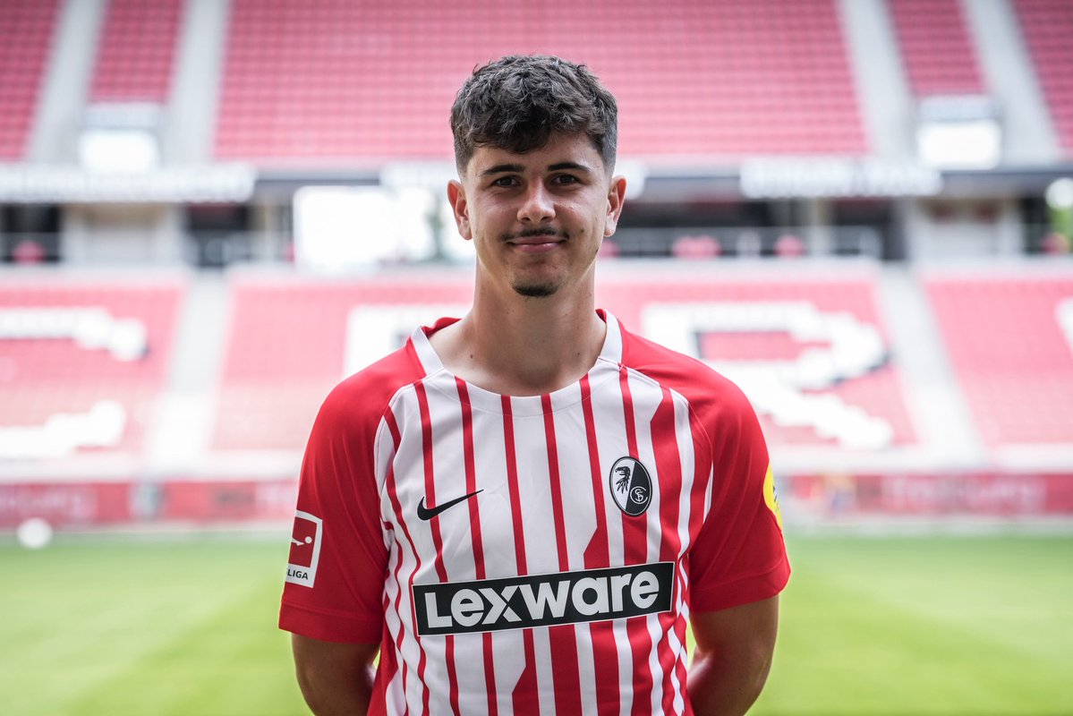 _dennisbayer's tweet photo. #Sky exkl.: #Hannover 96 möchte #Freiburg Toptalent Karl #Steinmann leihen. Vereine verhandeln bereits. Der 20-Jährige gehört seit dieser Saison fest zum Profikader beim SC. Bosse trauen im mittelfristig einen Stammplatz in der Bundesliga zu.
@SkySportDE @SchreinerFabian https://t.co/wMkjxEtgJm