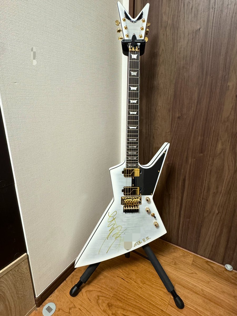 lrcMPRDl8YNY5UH's tweet photo. ギターとケース、それぞれにサインもいただきました。

ケースはご本人に見てもらったら、まさかの「フルオーダー!?」と驚かれてました😂

これは一生大事にする。✨

#DEAN #ZERO #MYK #ギター #ギターケース https://t.co/Wis2UARCVA