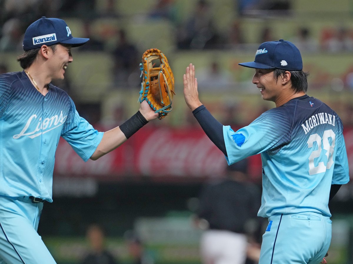 lions_official's tweet photo. #源田壮亮 選手
#森脇亮介 投手
 
#seibulions #打破 #圧倒的至近距離 #アオフェス2026 https://t.co/UJL783lDiz