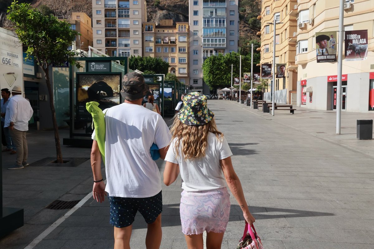 Toroslidia's tweet photo. Turistas, malagueños. Vengan de donde vengan, estos días se encuentran con el toro en Málaga. https://t.co/myQNRLCwSE