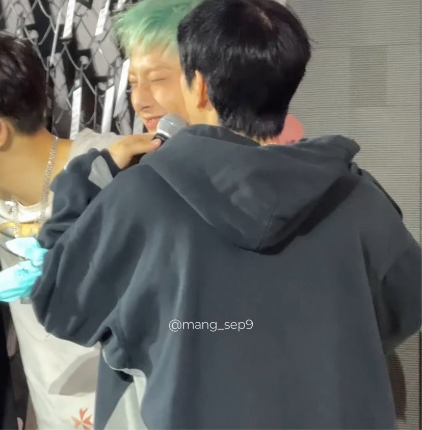 SEUNGM1NE's tweet photo. SEUNGMIN AND JEONGIN KISSING EACH OTHER ON THE CHEEK😭😭😭 https://t.co/bAWBNXmUc5