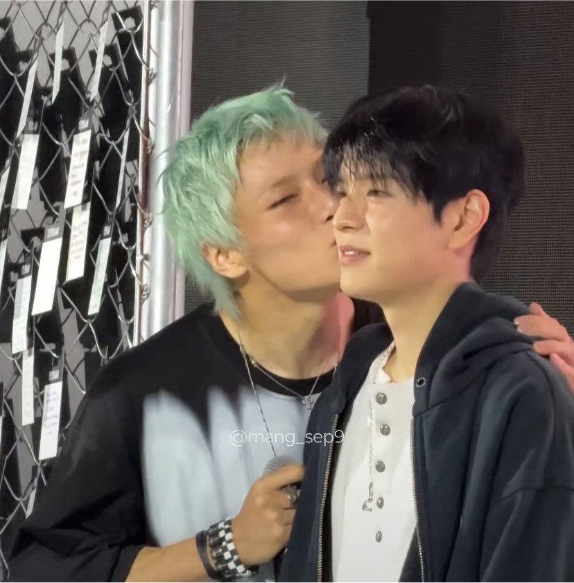 SEUNGM1NE's tweet photo. SEUNGMIN AND JEONGIN KISSING EACH OTHER ON THE CHEEK😭😭😭 https://t.co/bAWBNXmUc5