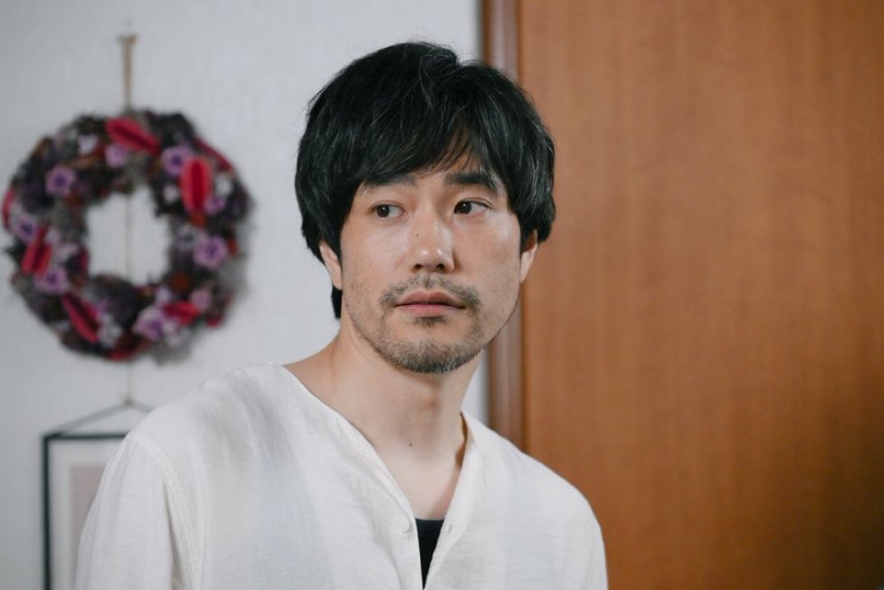 pico25__'s tweet photo. 殺人犯として追われ顔を変えて幸せパティシエになったと思ったら法廷に立ち寿司を握り今度は髭生やしミステリアス苛立たせおじになっていてつまり松ケンは誰なんですか？？
#Tシャツが乾くまで https://t.co/dbi5RV6r39