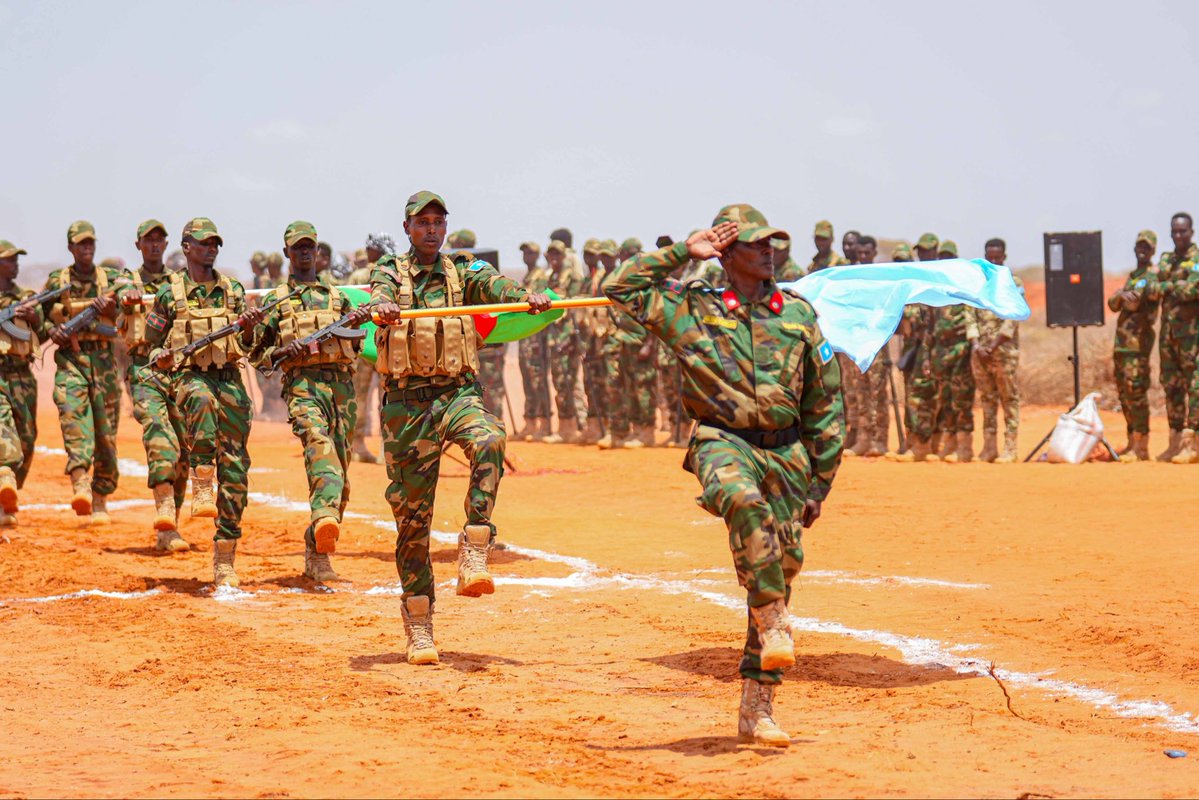 SNAForce's tweet photo. President and Commander-in-Chief H.E. Dr. Hassan Sheikh Mohamud concluded training for SNA units at Hananbure, Galgaduud, attended by Galmudug President Qoor-Qoor, Defence Minister Ahmed Moallim Fiqi, and SNAF Commander Brig. Gen. Ibrahim Mohamed Mohamud.

#Somalia #SNA #Galmudug https://t.co/lIOWuNCtKB