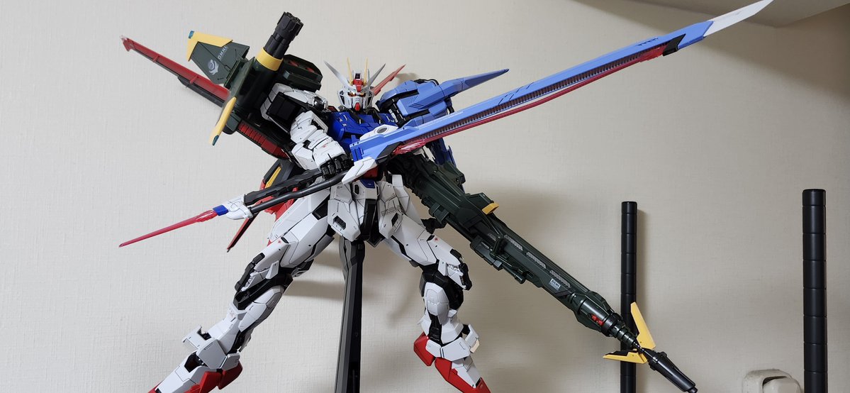 12sr_on's tweet photo. 夏の工作、1週間かけてPGパーフェクトストライク、無事完成ー！
いやー、めっちゃデカいね👍
パチ組(表面処理とスミイレのみ)でまさかここまで時間掛かるとは思わなんだ😅流石、PGやねー。満足満足(^○^)
#ガンプラ 
#お盆休み https://t.co/a36XBbBzPj