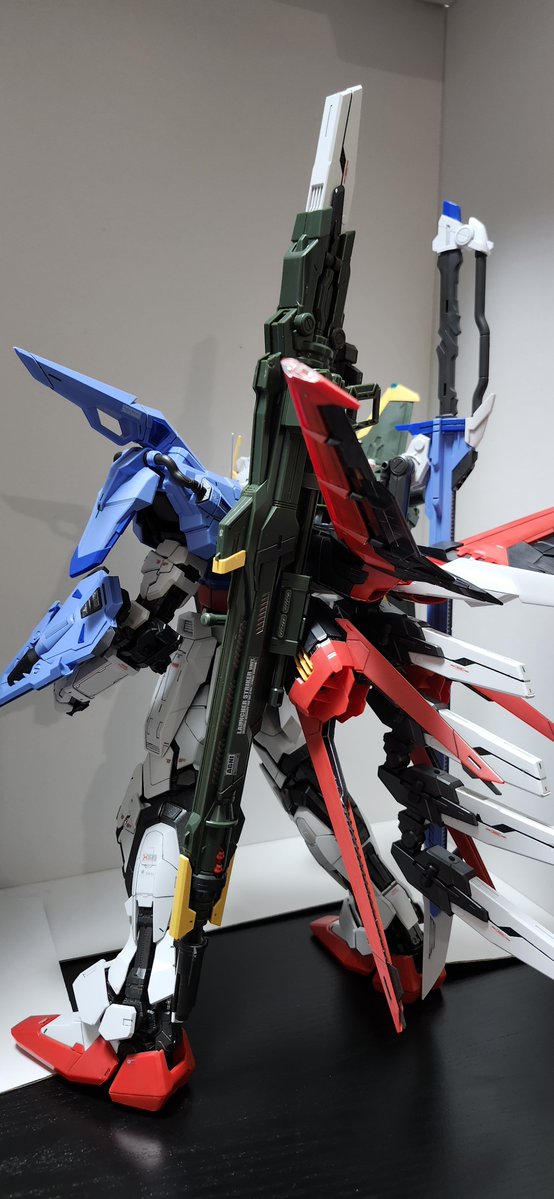 12sr_on's tweet photo. 夏の工作、1週間かけてPGパーフェクトストライク、無事完成ー！
いやー、めっちゃデカいね👍
パチ組(表面処理とスミイレのみ)でまさかここまで時間掛かるとは思わなんだ😅流石、PGやねー。満足満足(^○^)
#ガンプラ 
#お盆休み https://t.co/a36XBbBzPj