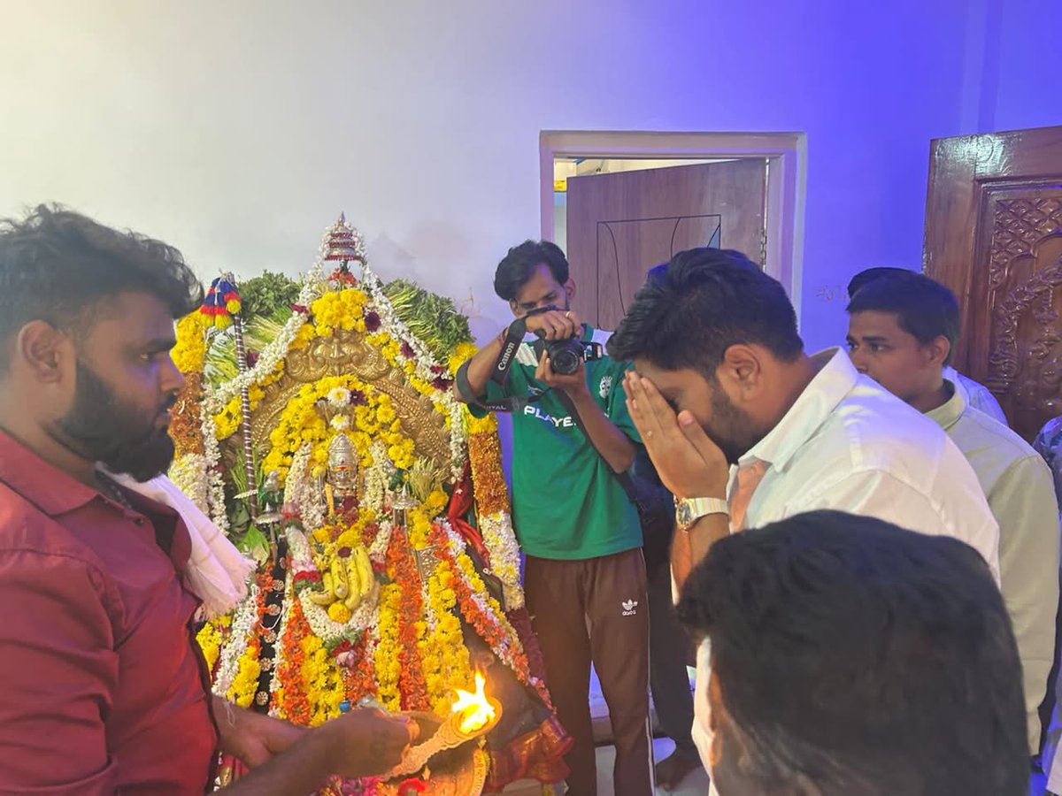 NRSanthosha01's tweet photo. ಇಂದು ಅರಸೀಕೆರೆ ತಾಲ್ಲೂಕು ಕಣಕಟ್ಟೆ ಹೋಬಳಿ ನರಸೀಪುರ (ಗ್ರಾಮ ಪಂಚಾಯಿತಿ) ಗ್ರಾಮದ ನಿವಾಸಿಗಳು, ಶರಣ ಶ್ರೀ ಸಮಗಾರ ಹರಳಯ್ಯನವರ ಅನುಯಾಯಿಗಳಾದ  ಶ್ರೀಮತಿ ಸುಶೀಲಮ್ಮರವರು ಮತ್ತು ಶ್ರೀ  ಶಿವಣ್ಣನವರ ಗೃಹಪ್ರವೇಶ ಕಾರ್ಯಕ್ರಮದಲ್ಲಿ ಪಾಲ್ಗೊಂಡು ಶುಭ ಹಾರೈಸಲಾಯಿತು . 
ಈ ಸಂದರ್ಭದಲ್ಲಿ ನಮ್ಮ ಕಾರ್ಯಕರ್ತ ಬಂಧುಗಳಾದ ಶ್ರೀ ಮಂಜುರವರು,ಶ್ರೀ ಗಿರೀಶರವರು,ಶ್ರೀ ಅಭಿಷೇಕರವರು,ಶ್ರೀ ದಿಲೀಪರವರು, ಶ್ರೀ ಮಂಜುನಾಥರವರು,ಶ್ರೀ ಮಣಿಕಂಠರವರು,ಶ್ರೀ ಮಂಜುನಾಥರವರು ಉಪಸ್ಥಿತರಿದ್ದರು.
#nrsanthosh #nrsanthoshforarasikere #NRS4ASK #arasikere #NRS