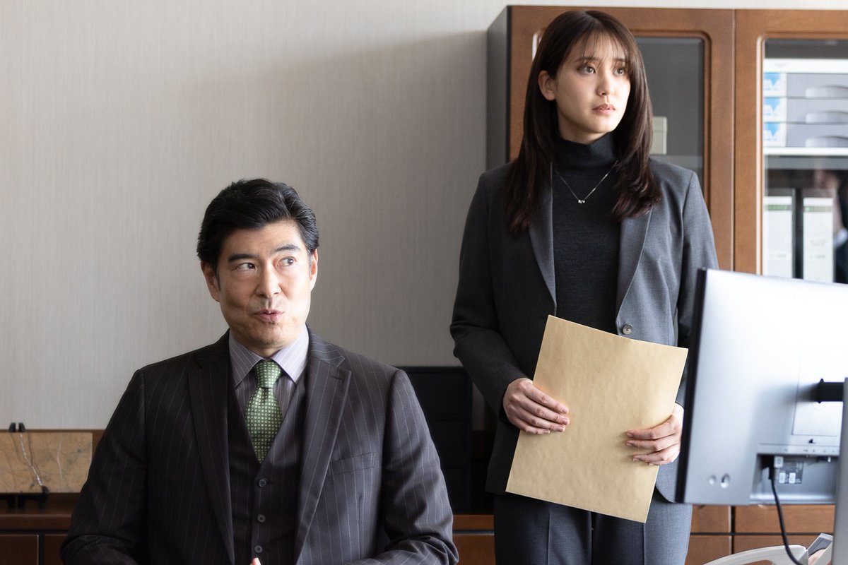 Storm_FILM_'s tweet photo. #道枝駿佑 主演
🎬『M.I.S.S.I.O.N. 歌劇な潜入捜査官』

＼場面写真解禁／
漆黒��マントをまとった奏多🧛、現る。
捜査、稽古場の緊張、そしてドラキュラ姿…第二の捜査官として潜入する瑞樹（#深田竜生）の姿も初解禁！

👇他の写真は公式HPをチ���ック！
🔗https://t.co/rXIcskDHw3

✎︎＿＿＿＿＿＿＿＿＿＿＿＿＿＿＿＿
🎬『M.I.S.S.I.O.N. 歌劇な潜入捜査官』
2026年9月14日から #PrimeVideo で独占配信！

#ミッション歌劇