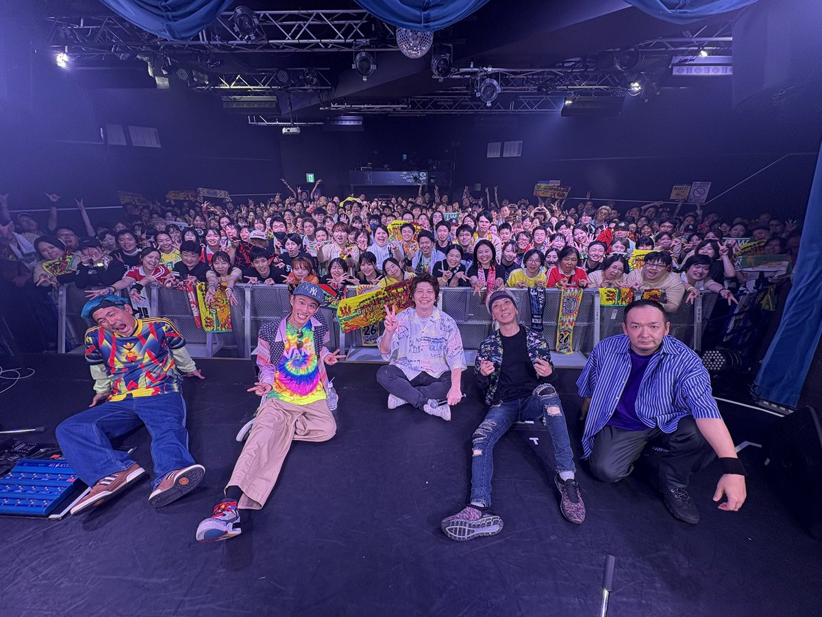 FLOW_official's tweet photo. 26ers限定ライブ『26ers NaNaNa Night Vol.13「炎の12ヶ月 オフライン 〜Golden Coast編～」』横浜公演 Day1！🎸✨

3枚目のオリジナルアルバム「Golden Coast」の楽曲をたっぷりお届けしました🏖️🌊

お越しいただいた26ersの皆さん、ありがとうございました！💥

明日は横浜公演 Day2！
お越しの皆さん、明日も全力で楽しみましょう！✊🔥

#26ers #炎の12ヶ月オフライン