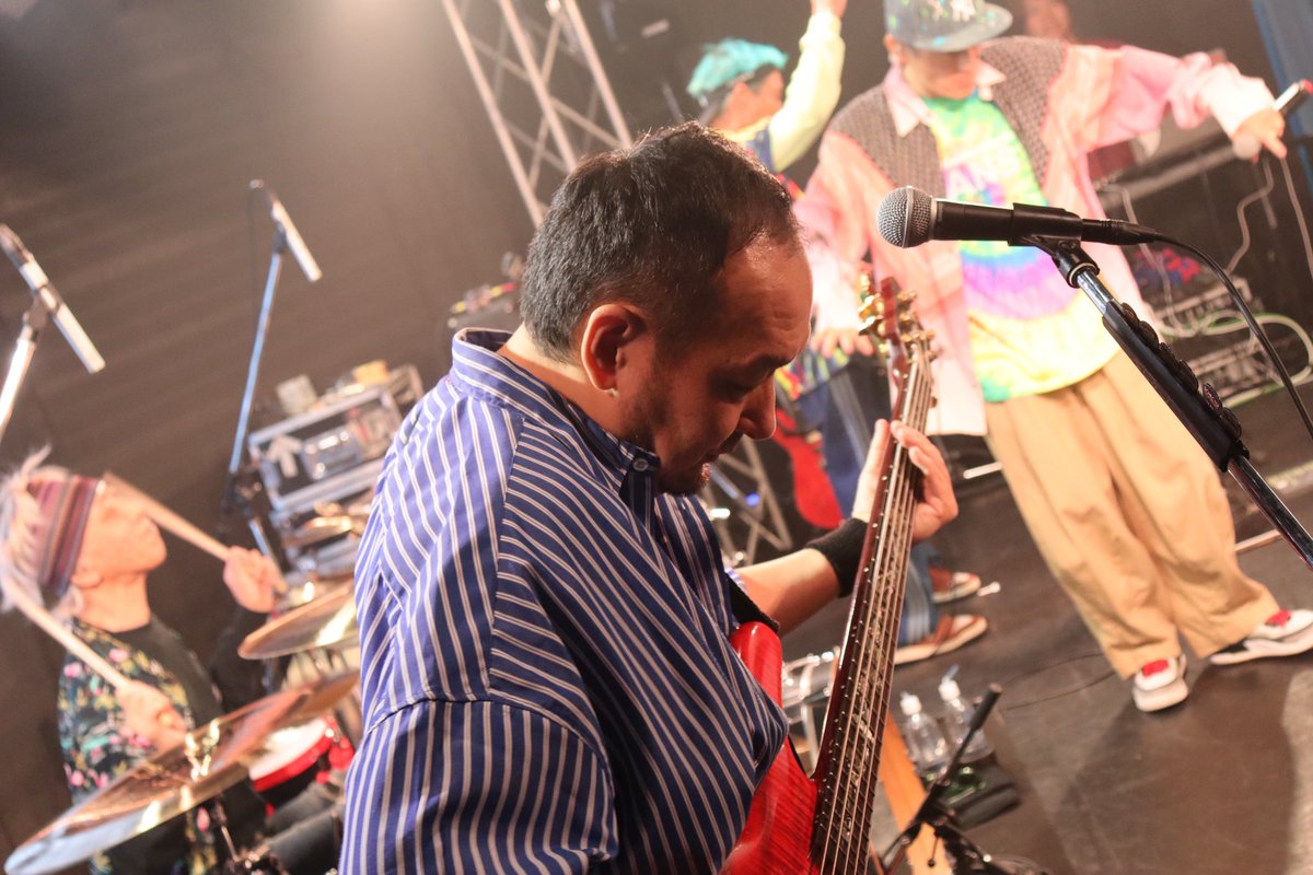 FLOW_official's tweet photo. 26ers限定ライブ『26ers NaNaNa Night Vol.13「炎の12ヶ月 オフライン 〜Golden Coast編～」』横浜公演 Day1！🎸✨

3枚目のオリジナルアルバム「Golden Coast」の楽曲をたっぷりお届けしました🏖️🌊

お越しいただいた26ersの皆さん、ありがとうございました！💥

明日は横浜公演 Day2！
お越しの皆さん、明日も全力で楽しみましょう！✊🔥

#26ers #炎の12ヶ月オフライン
