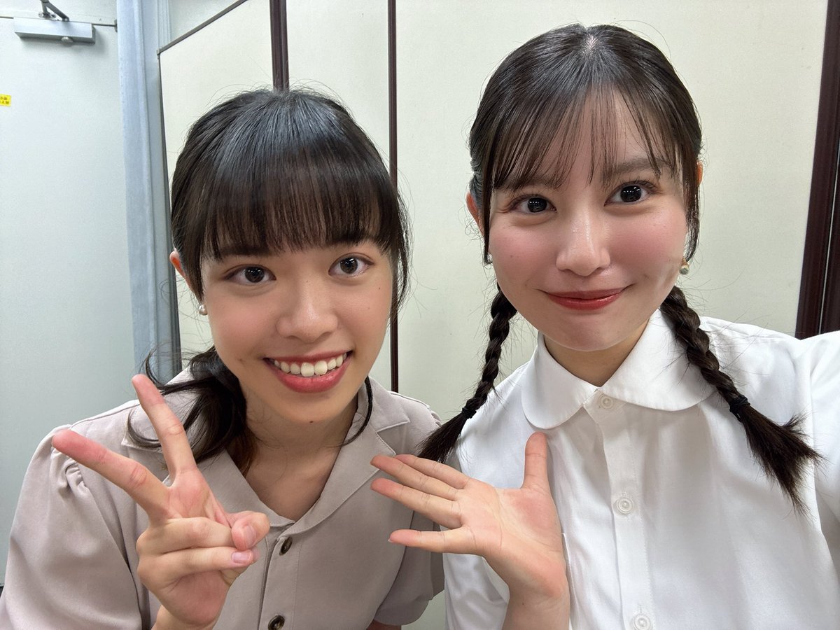 aoba_m_official's tweet photo. #朗読劇あゝひめゆりの塔

お芝居の中で絡みが多くて優しくしてくださった祐莉絵さん💛🌼
3日間で3役演じられたペックル推し仲間の早紀さん🪿🤍
素敵なピアノ伴奏をしてくださった凛音さん🎶 https://t.co/qjglDApktA
