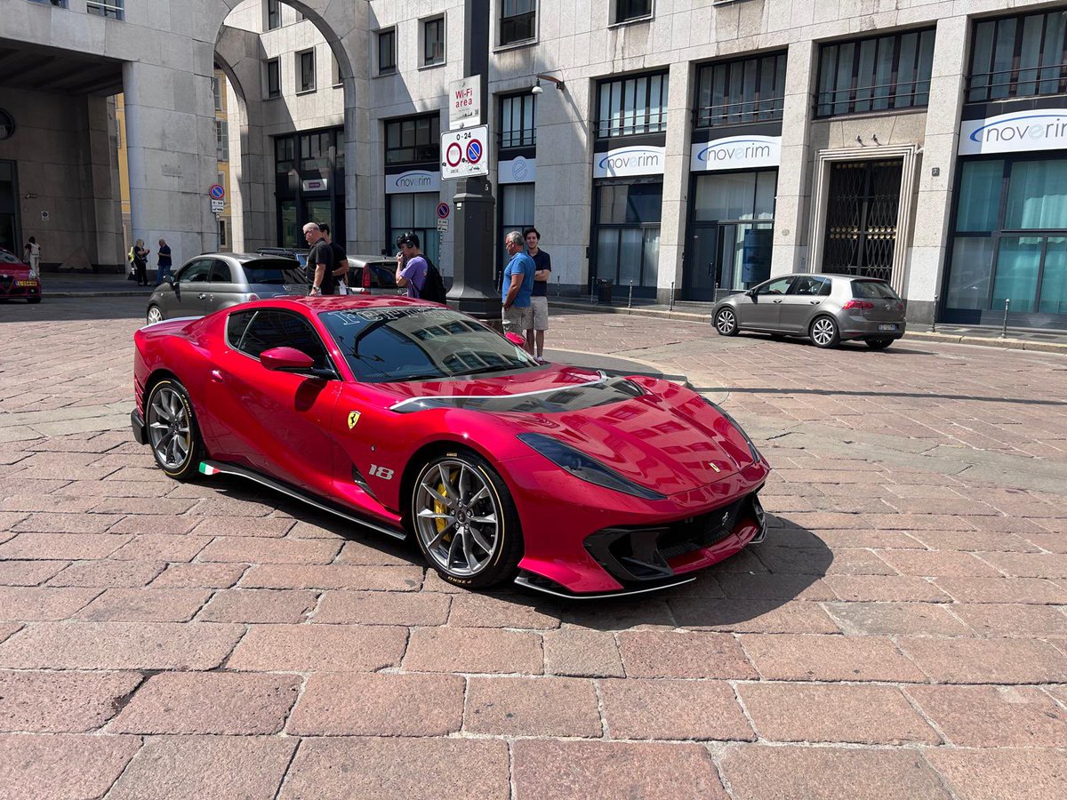 cars_tiny's tweet photo. Oggi in mancanza del noto giornalista, Luca di Grazia, il suo posto lo prende Giorgio, reportage dal raduno spontaneo di Piazza degli affari a Milano! #tinycars #auto #classiccar #autodepoca #car https://t.co/cNQd2Yk41i