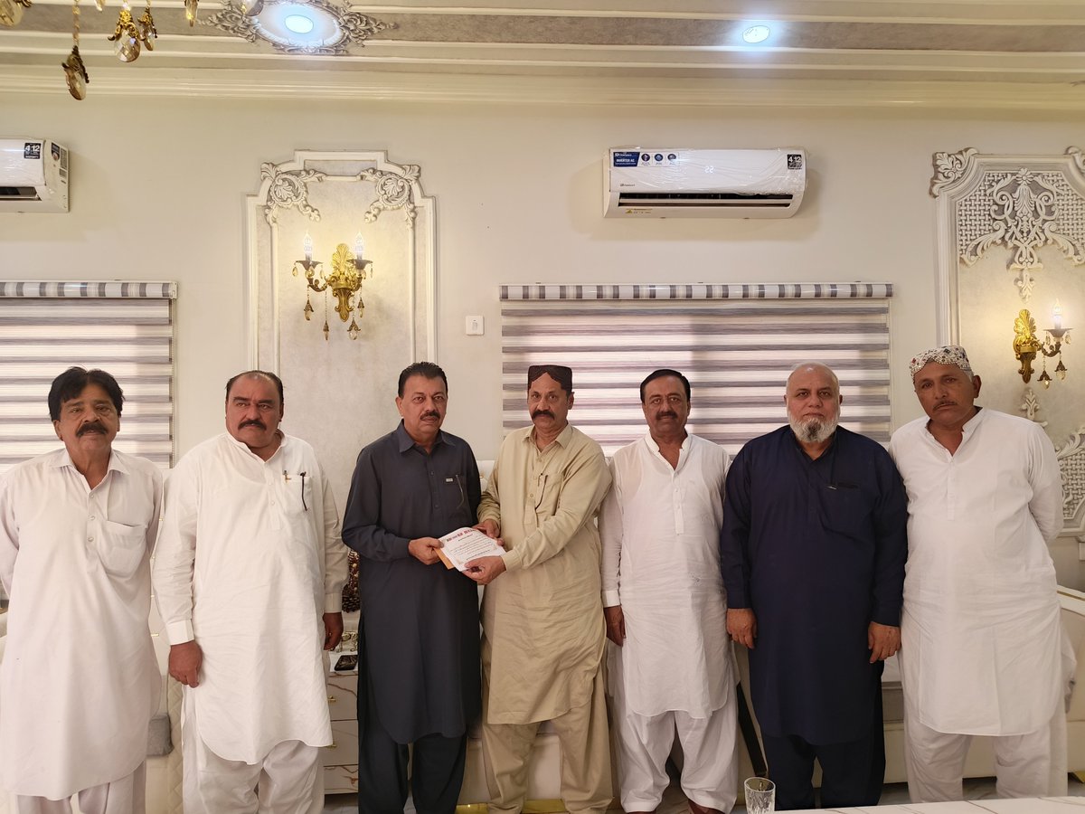 SUP_Sindh's tweet photo. حيدرآباد
ايس يو پي جي قائم مقام صدر روشن علي ٻرڙو پاران سنڌ ايڪشن ڪميٽي طرفان 22 آگسٽ تي حيدرآباد ۾ وحدتِ سنڌ مارچ جي دعوتن جي سلسلي تحت زيل پاڪ ڪالوني ۾ واپڊا جي پيغام يونين جي وائيس چيئرمين صفدر آرائين کي شرڪت جي دعوت ڏني، دعوت دوران منور خاصخيلي، غفار چانڊيو ۽ جبار ڀٽو شريڪ. https://t.co/GfrPuX8Ab4