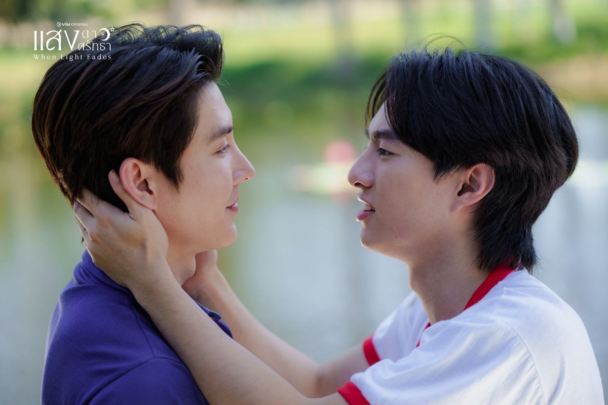 SaengDaoSeries's tweet photo. มาค่ะ สหาย!! มาดูภาพเบื้องหลังคนเค้ารักกันค่ะ 
ใครยังมูฟออนจากโมเมนต์นี้ไม่ได้ ยกมือขึ้นค่ะ 
#WhenLightFadesFinalEP #แสงดาวแสงศรัทธา #บาสหลงชาง #ViuOriginal https://t.co/1EMgD7kSaE