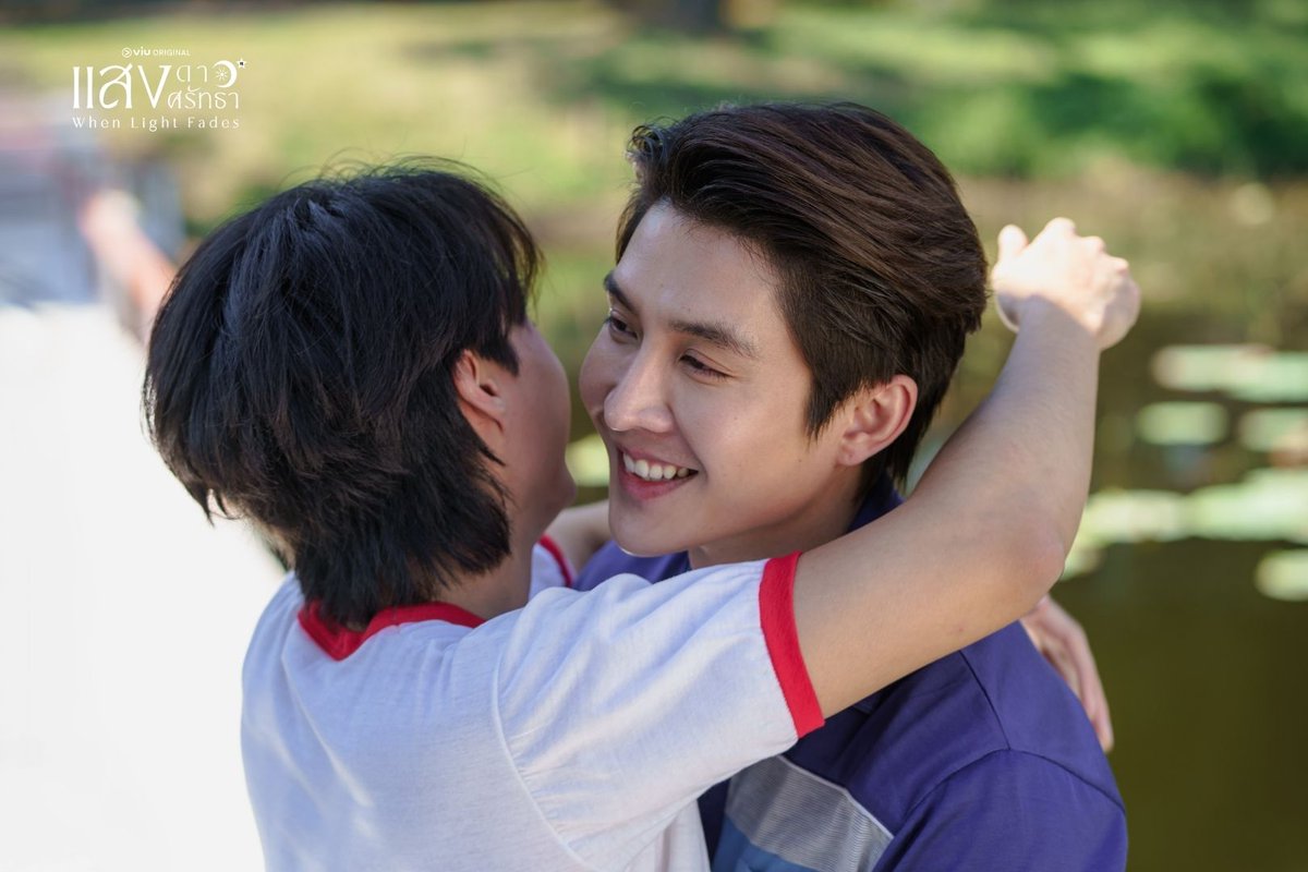 SaengDaoSeries's tweet photo. มาค่ะ สหาย!! มาดูภาพเบื้องหลังคนเค้ารักกันค่ะ 
ใครยังมูฟออนจากโมเมนต์นี้ไม่ได้ ยกมือขึ้นค่ะ 
#WhenLightFadesFinalEP #แสงดาวแสงศรัทธา #บาสหลงชาง #ViuOriginal https://t.co/1EMgD7kSaE