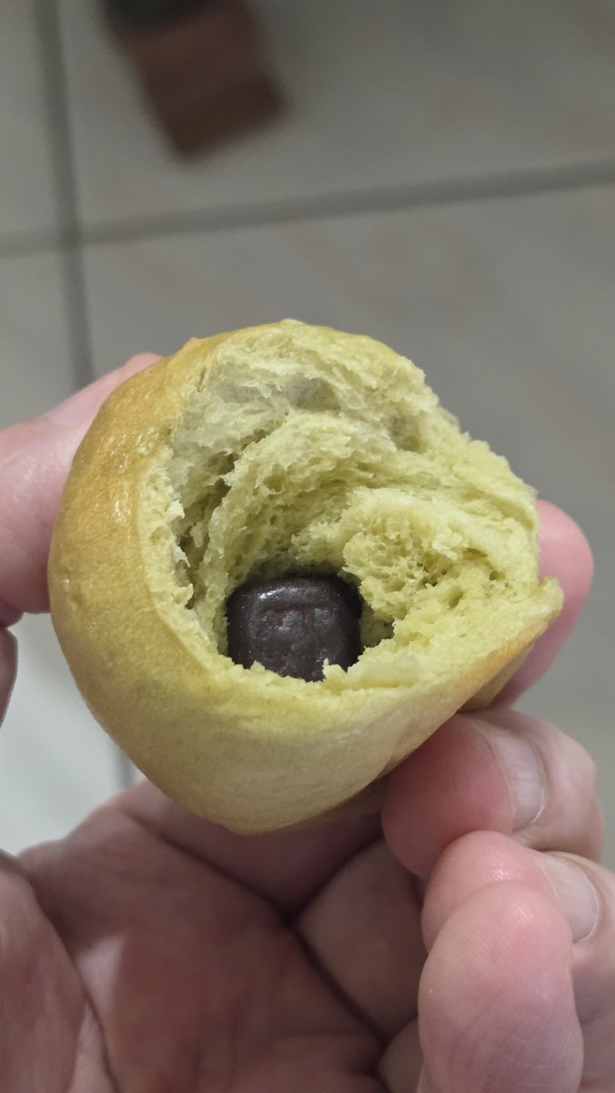 Ken_B_Wang's tweet photo. I bought a bagel, and find no stuff inside 😣
So I put chocolate inside and have a bite https://t.co/vbspKks6dD