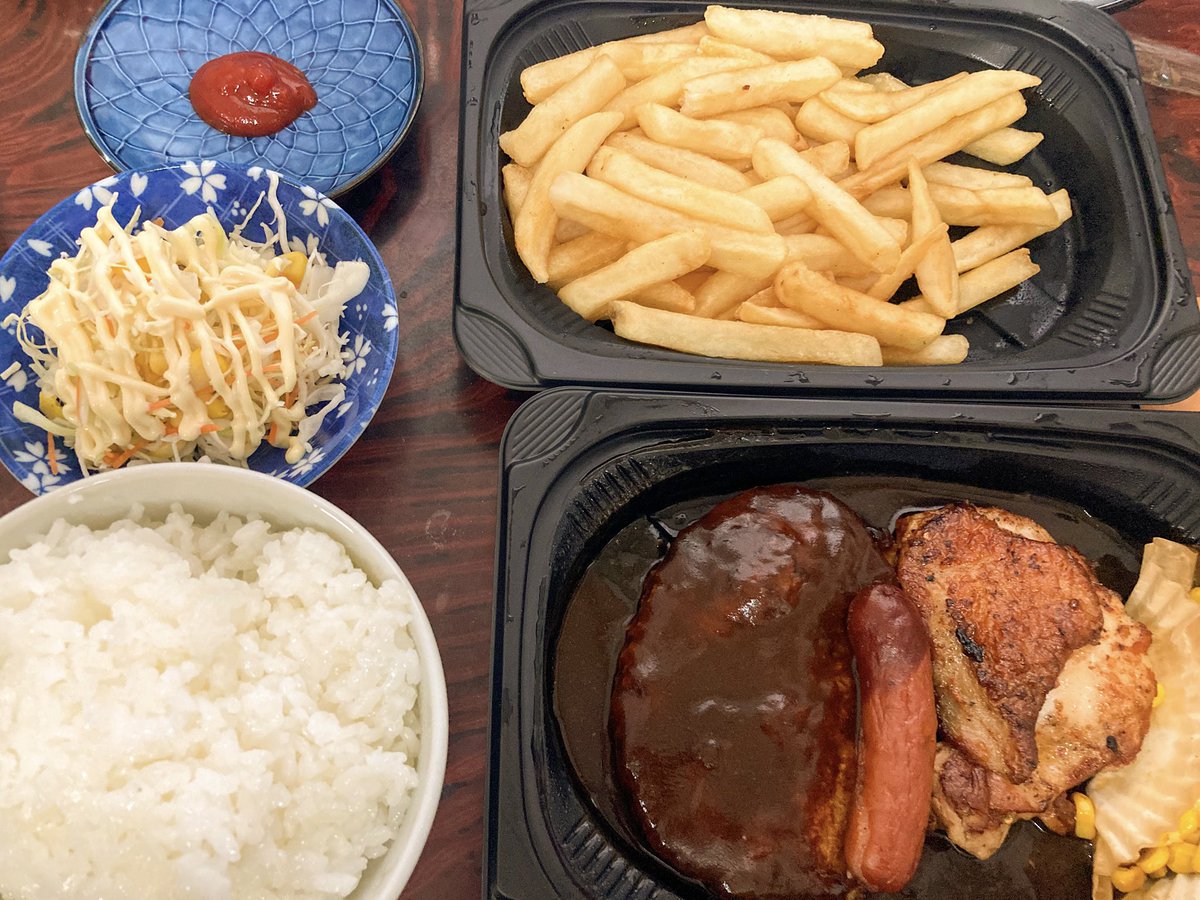 CaptainSakiika's tweet photo. 今日の晩飯は「ガストの宅配」使ってみたけど、
ホカホカで持ってきてくれるからええな！！

野菜と米は家やったらおかわりし放題やし！！🍚 https://t.co/xQHSDT20yJ