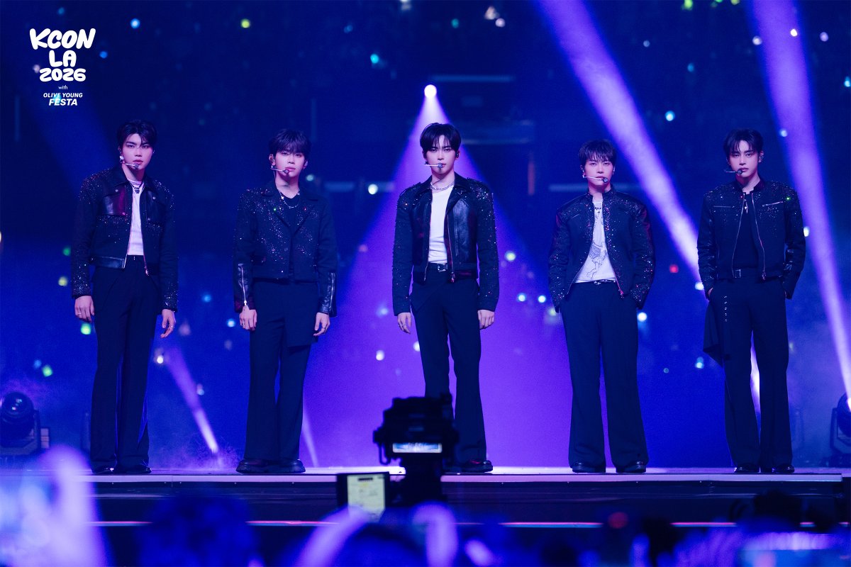 KCON_official's tweet photo. [#KCONLA2026] 📷RECAP: M COUNTDOWN STAGE 

🩵 DAY 2
An unforgettable stage, frame by frame. 

#ZEROBASEONE 
@ZB1_official

-
KCON LA 2026
AUG 14-16
https://t.co/OjhnrK2kXl Arena, LA Convention Center

Let’s #KCON https://t.co/01ccxQcKd9