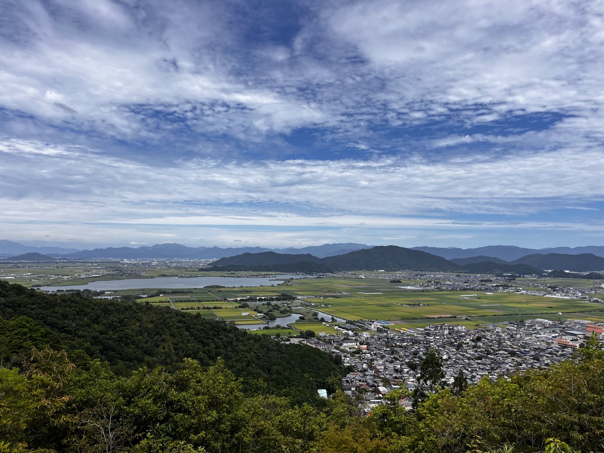 ya_ay_l's tweet photo. 繖山の西には織田信長の安土城

写真ニ枚目は八幡山から見た安土城の山(湖奥にある小さい山)と背後に繖山

城郭は山中の要塞から、小高い山に天守を頂く権威の象徴へ

本能寺で滅した織田氏に変わり、天下人となった秀吉が安土城・城下町を八幡エリアに移転
八幡山からは琵琶湖、比良山地まで見渡せる https://t.co/q6uEs11ghK