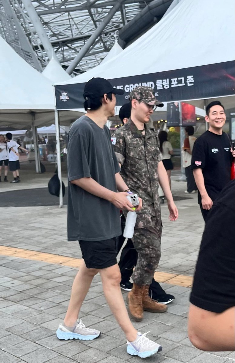 dearyhyeokie's tweet photo. WAIT
RASCAL IS AT T1 HG⁉️

He was wearing his military uniform!! https://t.co/YN4VipZ8ql