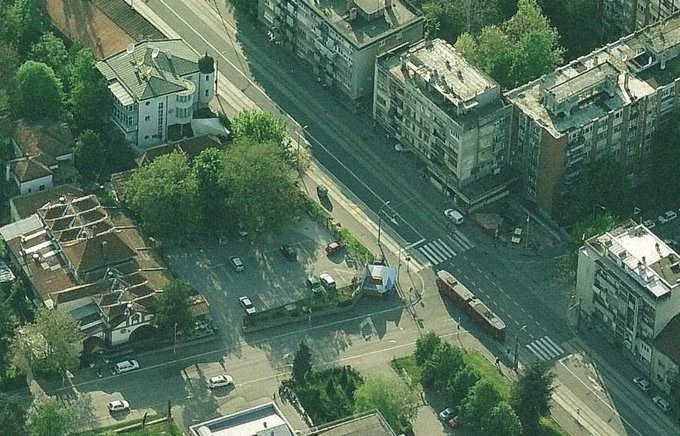 todDM53izjASpRe's tweet photo. BANOVO BRDO 👀 

Požeška ulica - donji deo raskrsnica sa Kneza Višeslava levo i Zrmanjskom desno
Levo se vidi Restoran Mihajlovac sa parkingom,  baštom i zgrada sa zelenim krovom,obe zgrade više ne postoje.
Foto : oko 2015. https://t.co/yG72YrA7pI