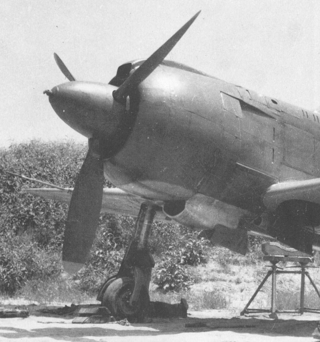 contrail202011's tweet photo. ネットにイギリスの五式戦闘機の画像(画像1)が溢れていますが、この機体は100%オリジナルではありません。RAF博物館の説明(画像3)通りプロペラや機首下の滑油油冷却器他が100式偵・疾風・飛燕から調達されています。
英国の五式戦と造形村のプロペラの形が違いますが削ってはいけません。
(続く https://t.co/uc99AOfiJa