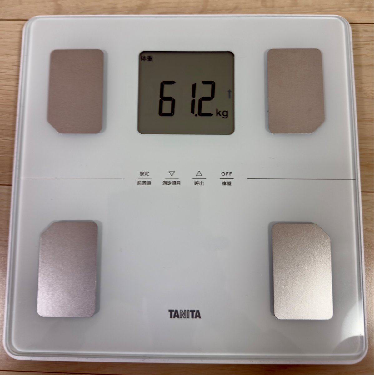 indomitable_val's tweet photo. う〜ん、おかしいなぁ〜

今体重計に乗ったら61キロだったよ？

美味しいもの食べすぎたなぁ〜😋

(*´▽｀*)ｱﾊﾊﾊﾊﾊ https://t.co/URNww919k3