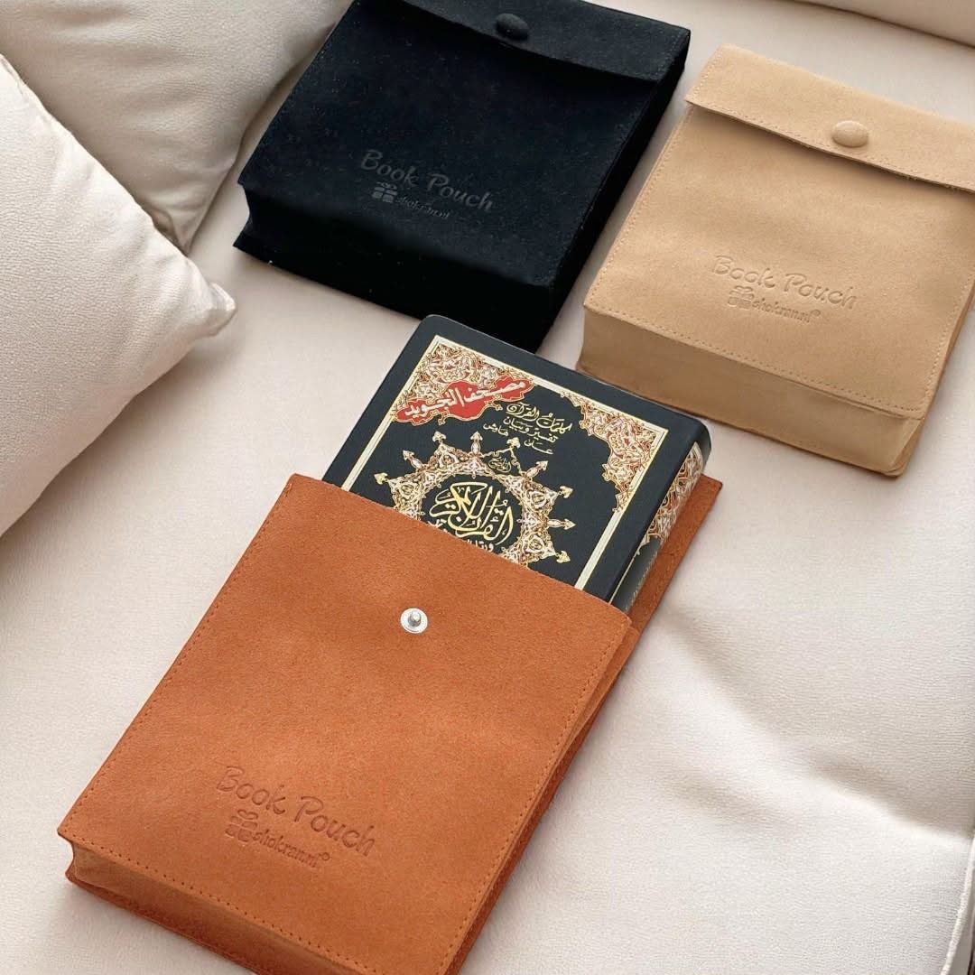 ShokranNL's tweet photo. Onze book pouches zijn speciaal ontworpen om jouw boeken te beschermen tegen kreukels, vlekken en beschadigingen.

Op de foto zie je onze mini versie, ideaal voor kleinere boekjes zoals de kleinste Tajwied Quran.

Bekijk ze allemaal hier:
🔗 https://t.co/XIULN0jRU4 https://t.co/tFUrY3X3y0