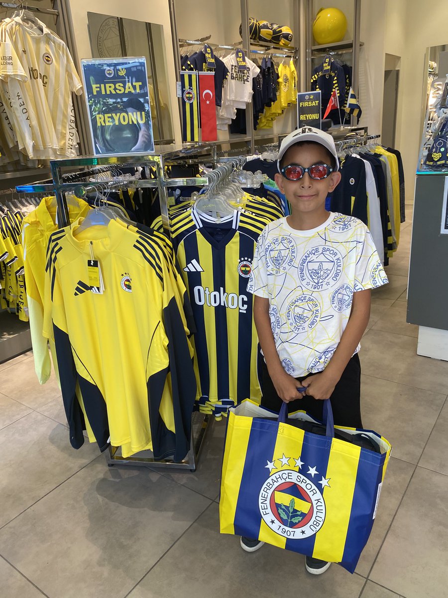 edakzlds's tweet photo. Bu çocukla nasıl başa çıkabilirim 😁 A’dan Z’ye her şeyi Fenerbahçeli. Bugün okul alışverişine çıkarttım sonuç bu 💛💙 @Fenerbahce @fenerium https://t.co/ZDMqJhCHii