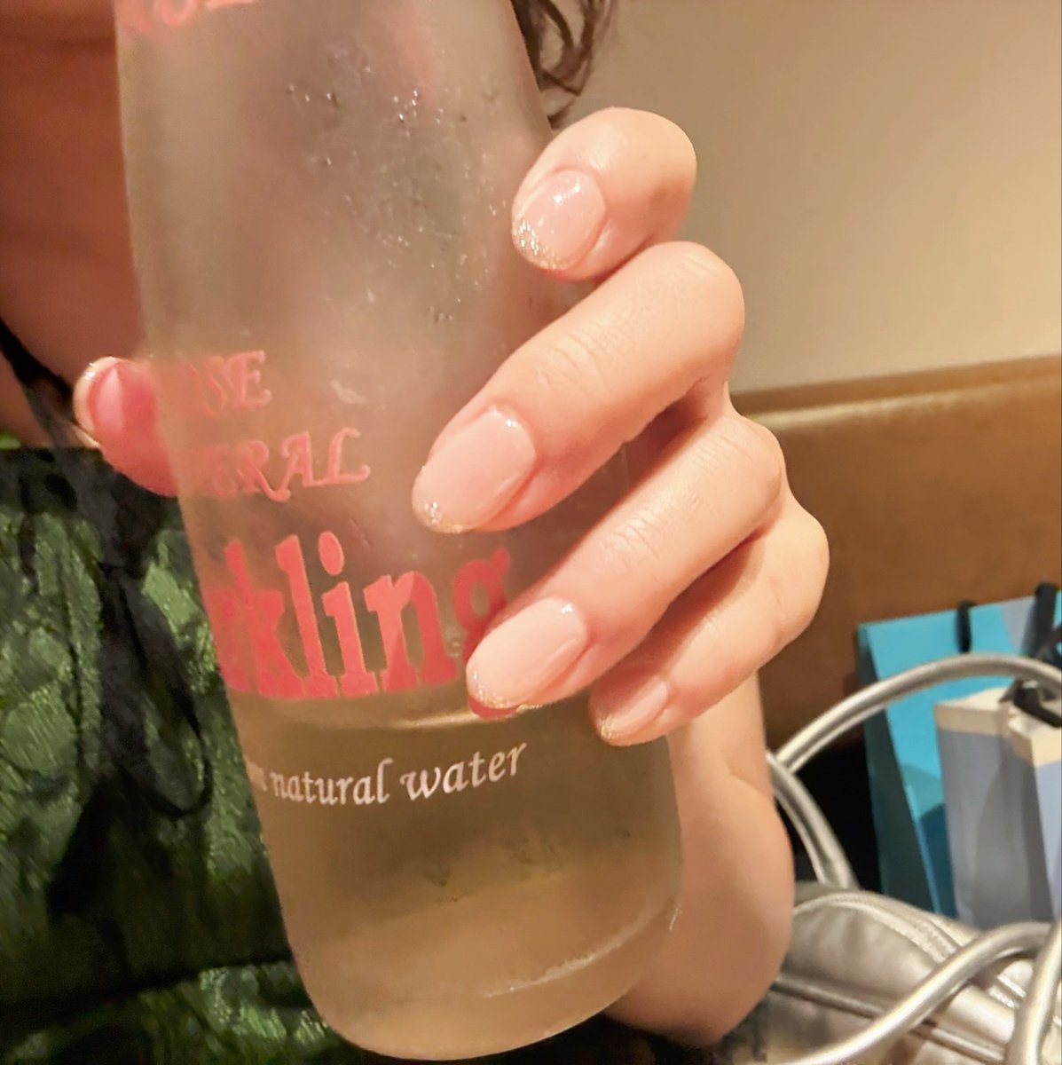 q5bge12's tweet photo. 仕事始まる〜💧
少しでも仕事のモチベ上げるために
ネイル変えた💅✨

ラメライン入れてシンプルやけどオシャレに💃 https://t.co/aQraXZ7pCt