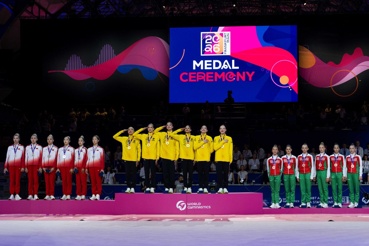 esportes_infos's tweet photo. Campeonato Mundial de Ginástica Rítmica 🤸

Resultado - Conjunto (5 Bolas)
🥇 BRASIL 🇧🇷
🥈 China 🇨🇳
🥉 Bulgária 🇧🇬

Momento histórico para o esporte brasileiro! Pela primeira vez, o país conquista um título mundial na Ginástica Rítmica!

Ano passado vieram as primeiras medalhas em mundiais com duas pratas em casa. Ontem a série teve falhas e mesmo assim foram bronze no Conjunto Geral. E agora finalmente a sonhada medalha dourada!

O Brasil ficou em 8º lugar nas classificatórias das 5 Bolas, pegando a última vaga. Mas na final a apresentação foi impecável, espetacular! Uma nota de 29.450, a maior do mundo em qualquer competição neste ano.

Duda Arakaki, Maria Paula Caminha, Mariana Gonçalves, Sofia Pereira e Júlia Kurunczi imortalizadas como campeãs mundiais, ao lado de Nicole Pircio, reserva nesta apresentação.

A China ficou longe do pódio ontem por erros na série mista, mas se recuperou na final das 5 bolas com uma grande nota de 28.900. As atuais campeãs olímpicas haviam sido campeãs mundiais nas últimas duas edições nesta prova (5 Fitas e 5 Arcos).

A Bulgária passou para a final na 7ª posição, mas conseguiu melhorar na final e consquistou uma nota de 28.400. Primeira medalha do conjunto búlgaro em mundiais desde 2022.

A Ucrânia 🇺🇦 ficou perto do pódio, com a quarta colocação apenas 0.100 atrás das medalhistas de bronze.

A Espanha 🇪🇸 foi campeã ontem no Conjunto Geral com a melhor nota nas 5 Bolas, mas hoje cometeu erros e ficou apenas na quinta colocação.