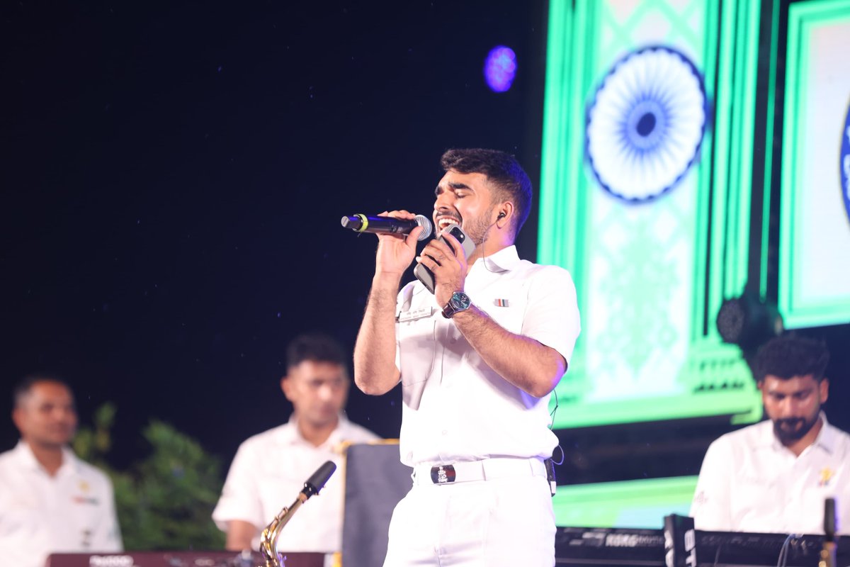 IN_HQENC's tweet photo. When ‘Tunes meet the Tiranga’ the spirit of  our nation comes alive!🇮🇳

On the occassion of Independence Day, the #EasternNavalCommand Band performed  at the iconic #Kursura Submarine Museum, #Visakhapatnam. 

The band enthralled the spirited audience with Patriotic, Pop, Rock  Movie Melodies and  Martial tunes, in an unforgettable evening that brought the city together to celebrate  our tryst with destiny!

#IndianNavy #IndependenceDay2026
#CityOfDestiny