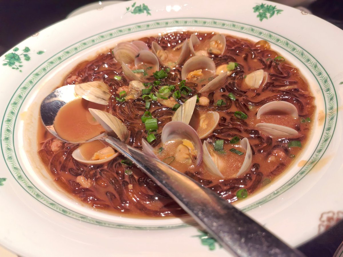 moonlight567374's tweet photo. 吃到了有史以来最难吃的一家店，新店开业下午三点拿的号小桌已经排了17桌，4点入场点单后至少20分钟上菜，菜还齁咸
图1春卷不咸但黄鱼馅的腥味很明显配他给的醋也没什么改善
图2说是低温慢煮但实则不然就是生的
图3齁咸，肉质松散明显不新鲜
图4更是盐王爷级别
人均100多我吃啥不好啊我真傻逼 https://t.co/7oVMjClabr