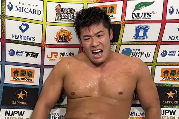 njpw1972's tweet photo. 上村「悔しい思いたくさんしてきてるけど、この世の中にはもっと悔しい思い、ツラい思いしてきてる人、たくさんいるでしょう。そんな人に俺が這い上がっていく姿、見せていくしかない！何度だって昇ってやる！俺は必ずまたこの『G1』の決勝に上がってくる！」

全文
https://t.co/d9k6ku4cOr

#G1FINAL https://t.co/8ky0f9jf6X