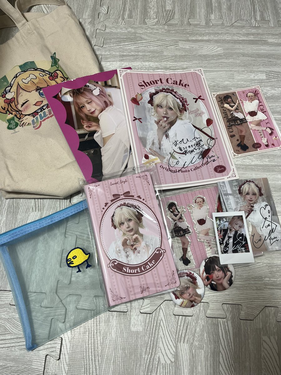 masah6853's tweet photo. コミケお疲れ様でした！ゆんちゃんの新刊めっちゃ可愛い♡お気に入りはチョコの最後から2ページ目の見開き、それとあくまの舌ペロのやつ！全部いいけど笑チェキホルダー‼️これ神✨️すぐチェキ入れる👍今年もゆんちゃんに会えて嬉しかったです！
 #どこでもゆんたん https://t.co/O0m6OPSE29
