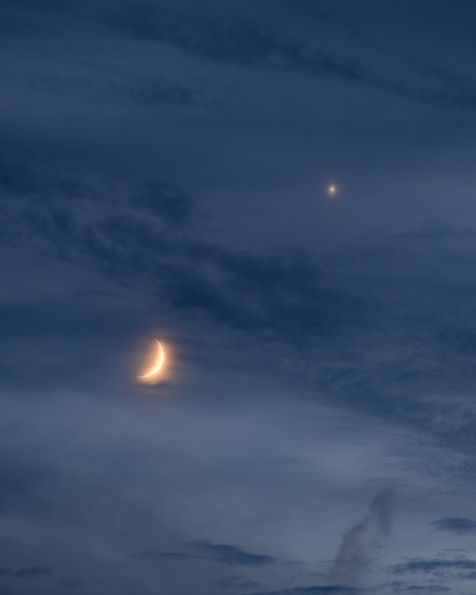 man_ten_bo_shi's tweet photo. 今夜の月と金星です。
能登は曇っていますが、ほんの少しの薄雲越しに眺めることができました。
細い月と金星が並ぶ光景はとても美しいですね。
来月9月14日にも月と金星が並びます。ぜひ楽しみにしていてください。 https://t.co/0WyL4AGVpW
